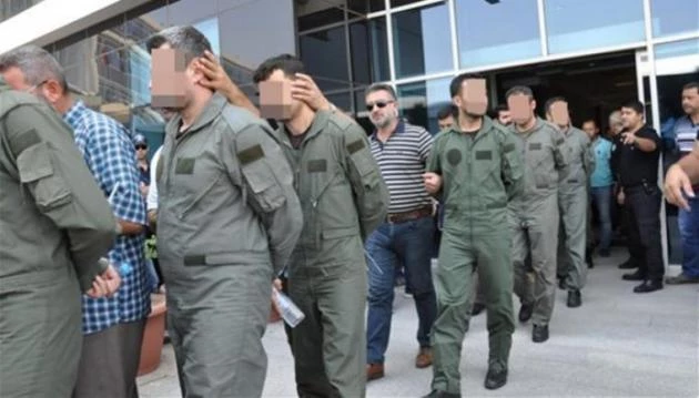 Ο Ερντογάν «εκτονώθηκε» και πάλι πάνω στον Στρατό – Νέες συλλήψεις